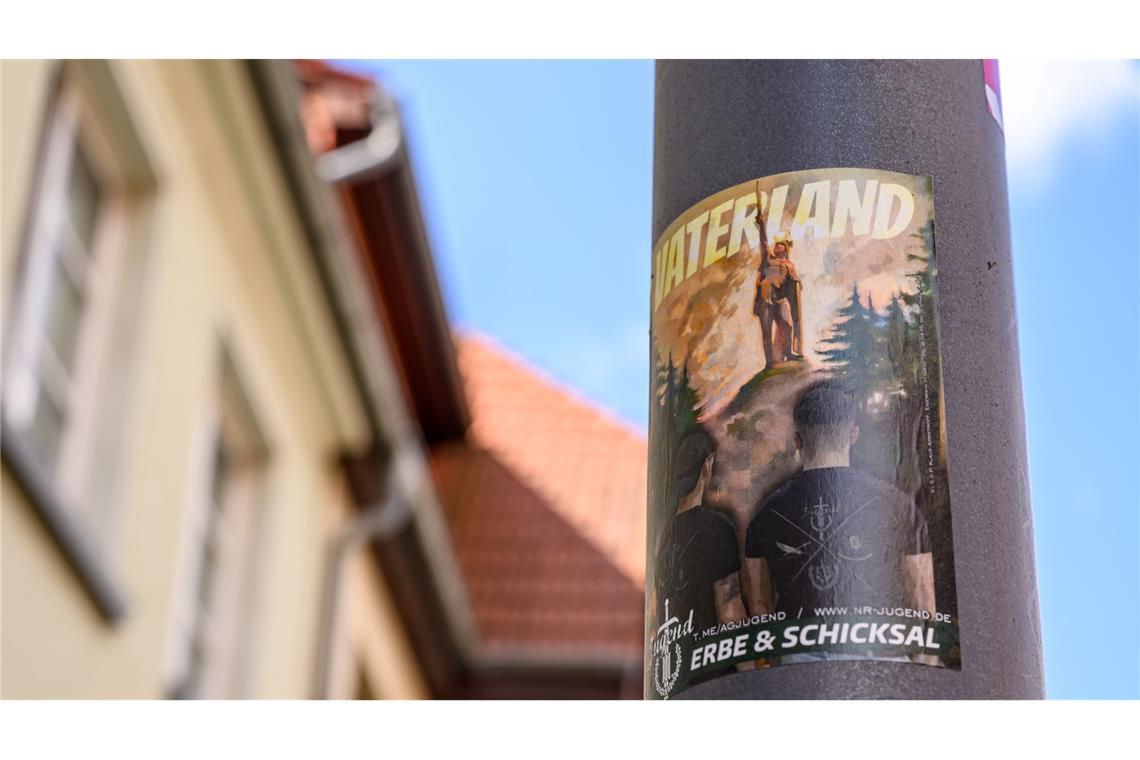 Rechte Aufkleber findet man an vielen Orten in Spremberg.
