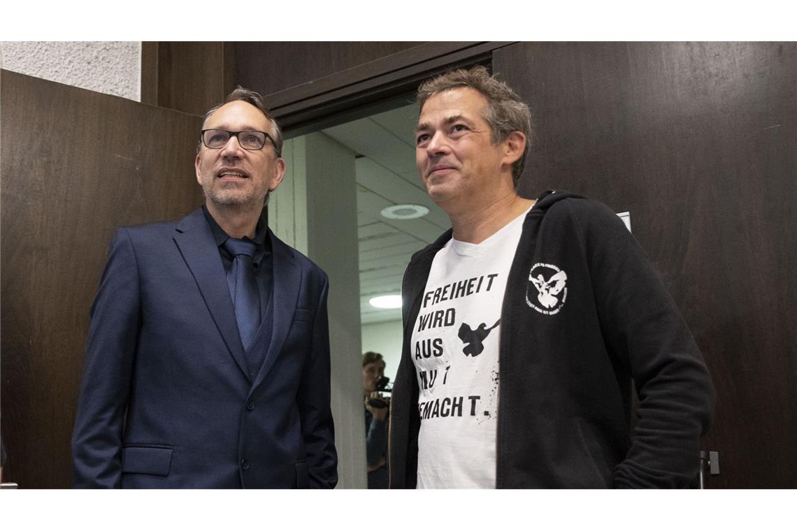Rechtsanwalt Ralf Ludwig (links) und „Querdenken“-Gründer Michael Ballweg. Jetzt vertritt Ludwig auch einen der Beschuldigten der Aschermittwochs-Ausschreitungen in Biberach.