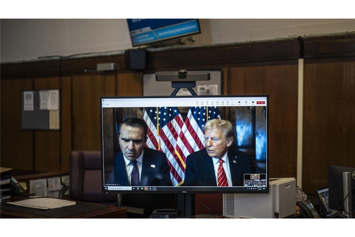 Straftäter for President Rechtsanwalt Todd Blanche und der designierte US-Präsident Donald Trump, sind auf einem Fernsehbildschirm zu sehen.