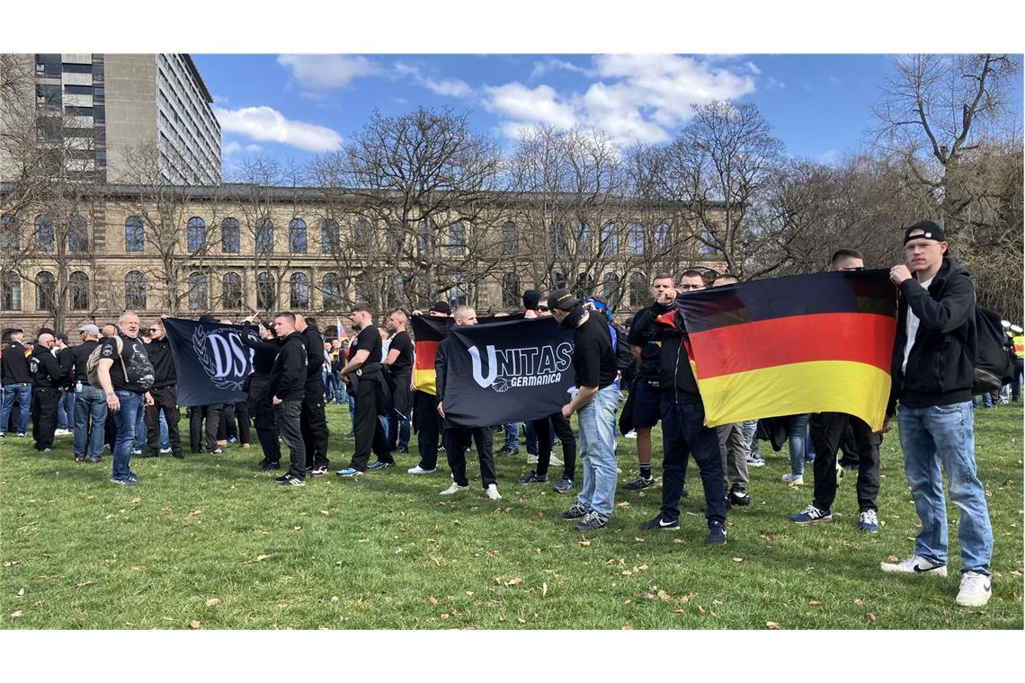 Historiker mahnt: „Dürfen Radikalen Schwarz-Rot-Gold nicht überlassen“ Rechtsextreme wie am vergangenen Wochenende im Stadtgarten in Stuttgart missbrauchen die Deutschlandfahne immer wieder für ihre Zwecke.