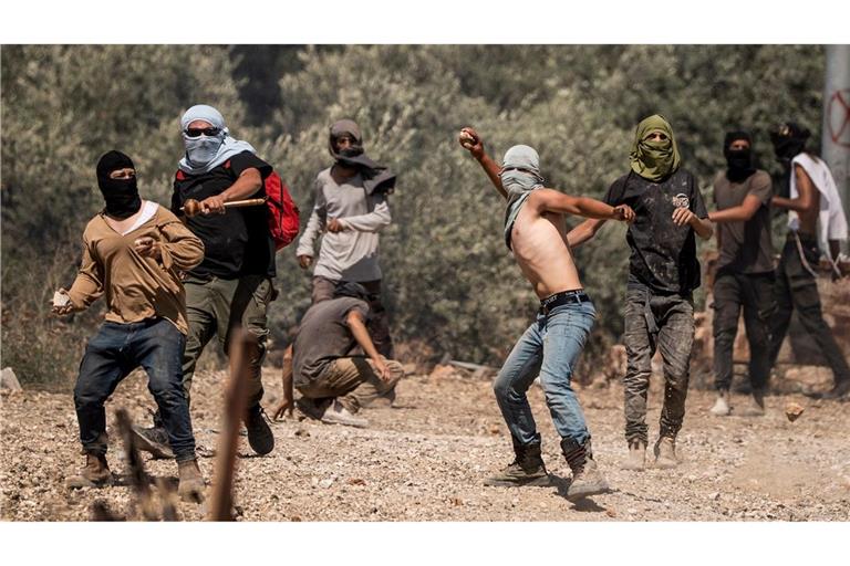 Rechtsgerichtete israelische Siedler greifen regelmäßig im Westjordanland Palästinenser an. (Archivbild)