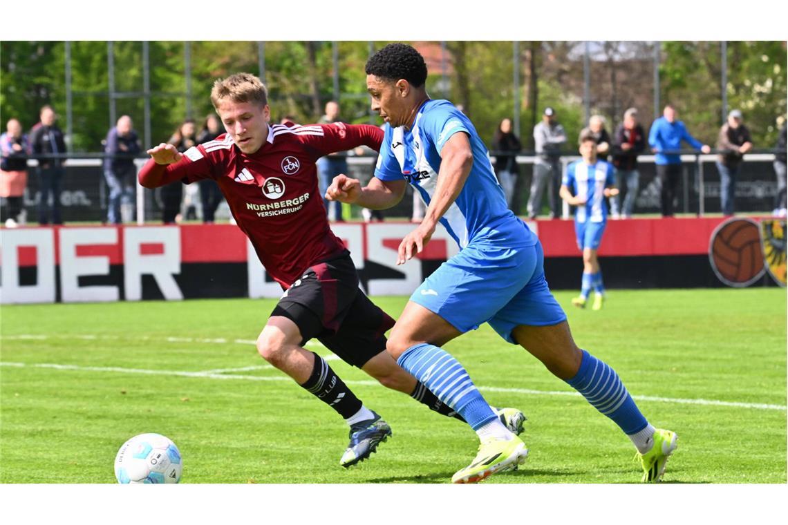 Rechtsverteidiger David Udogu kommt vom FV Illertissen Rechtsverteidiger David Udogu (re.) kommt zu den Kickers.
Archivfoto: imago/Zink