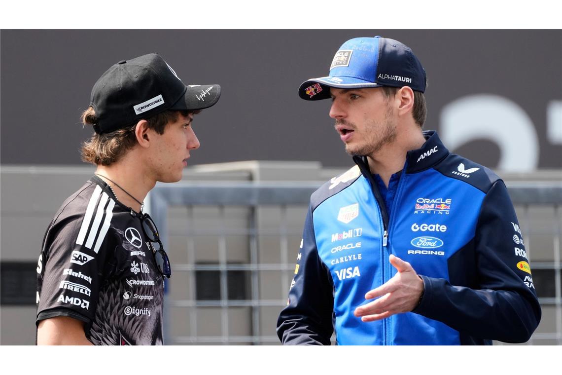 Red-Bull-Star Max Verstappen (r) fährt derzeit weit hinter Kimi Antonelli her.