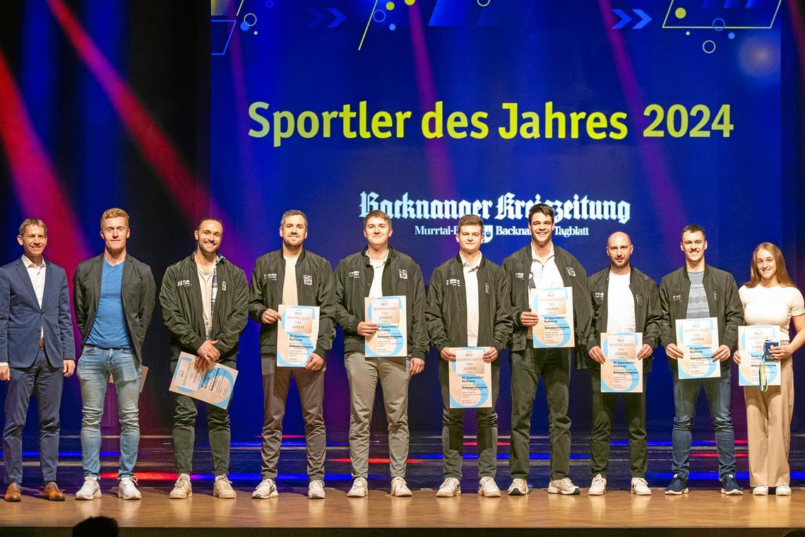 BKZ-Sportler des Jahres: Für alle drei Gewinner ist es eine Premiere Redaktionsleiter Kornelius Fritz (ganz links) mit den BKZ-Sportlern des Jahres (von links): Triathlet Thomas Bosch vom TC Backnang, die HCOB-Handballer Markus Dangers, Levin Stasch, Timm Buck, Martin Schmiedt, Lukas Rauh, Florian Frank und Axel Goller als Vertreter des gesamten Drittliga-Teams sowie TSG-Judoka Sara-Joy Bauer. Foto: Alexander Becher