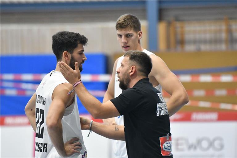 Redebedarf: Thomas Billinger, Marko Lavric und Coach Kristiyan Borisov (von links)