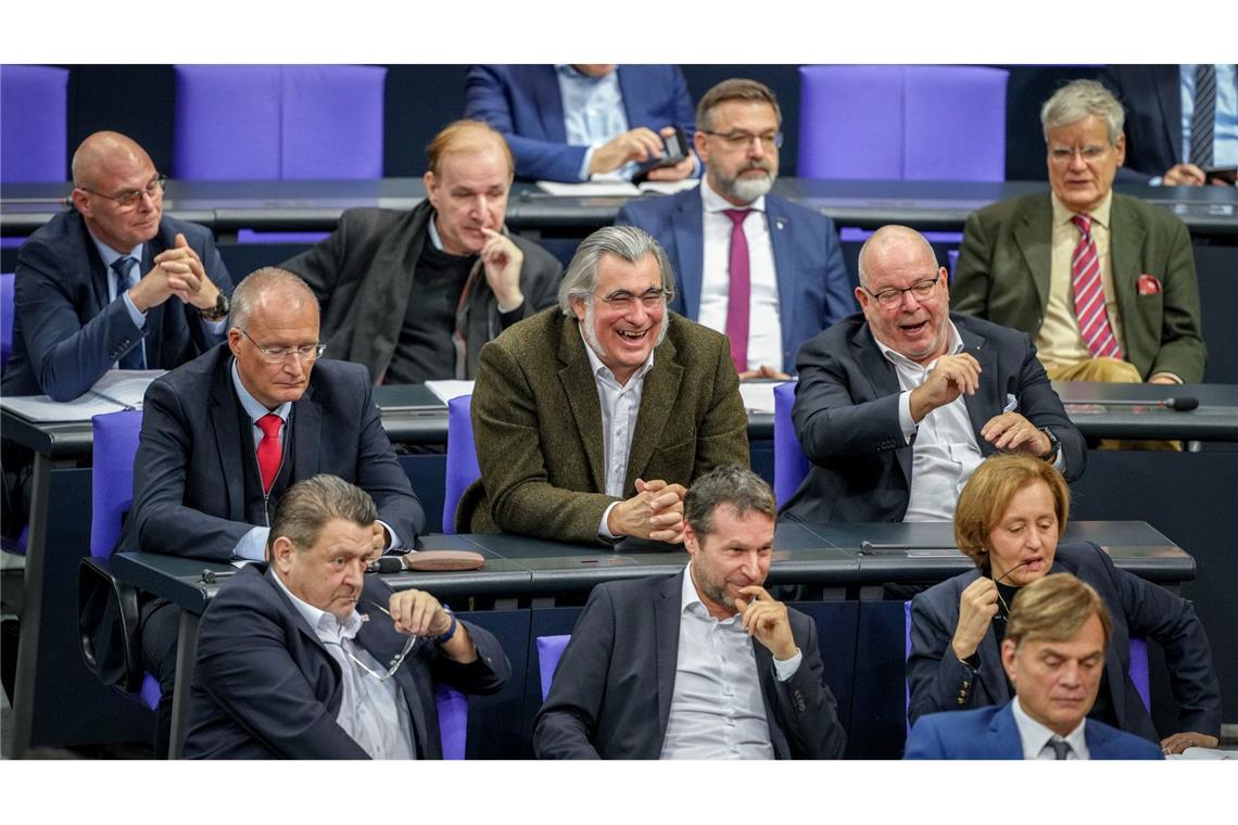 Bundesverfassungsgericht: Bundestag für Grundgesetzänderung Redner der AfD und Amira Mohammed Ali vom Bündnis Sahra Wagenknecht (BSW) kritisierten das Gesetzesvorhaben von SPD, Union, Grünen und FDP zur Stärkung der Resilienz des Bundesverfassungsgerichts.