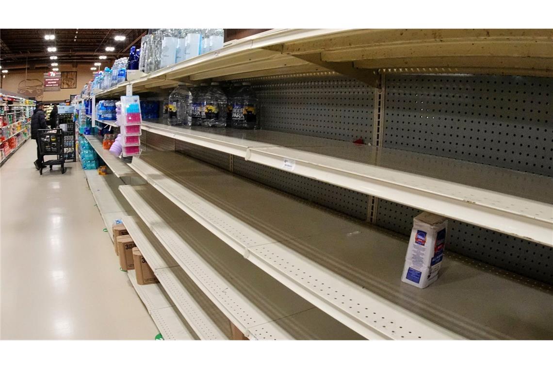 Regale sind in einem Markt in Pittsburgh vor einem Schneesturm leer.