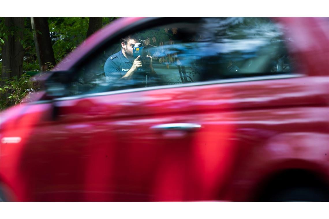 Regelmäßige Kontrollen sollen dazu beitragen, die Zahl der Verstöße gegen die Höchstgeschwindigkeit zu verringern. (Archivfoto)