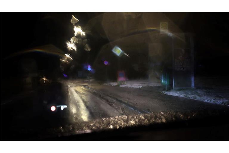 Regen auf kalten Boden verursacht der DWD-Vorhersage zufolge Glatteis im Südosten. (Archivbild)