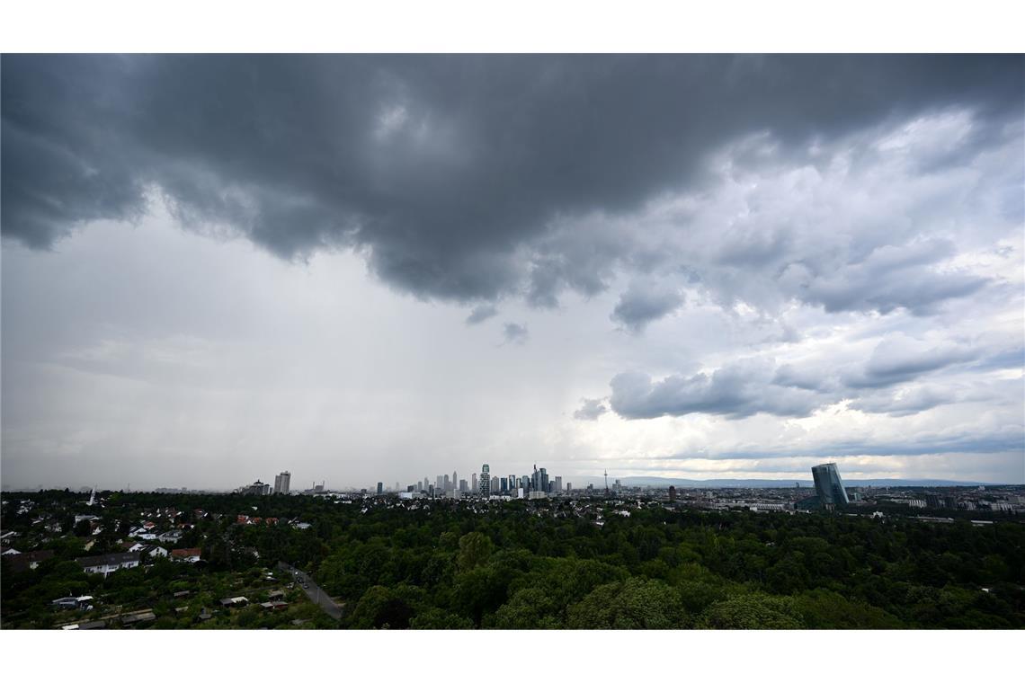 Regen zieht ab Sonntag in Deutschland auf. (Archivbild)