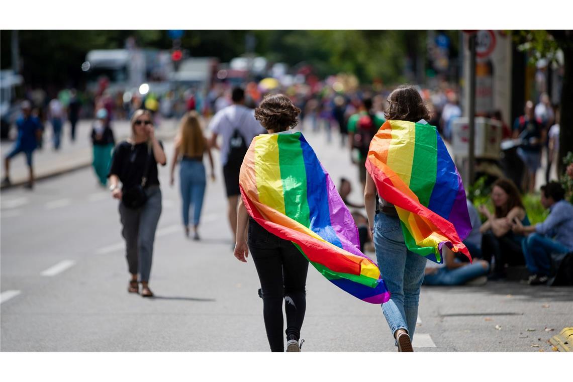 Regenbogenfamilien: Familien, in denen ein gleichgeschlechtliches Paar mit minderjährigen Kindern in einem Haushalt zusammenlebt. (Archivbild)
