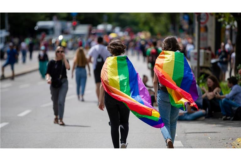 Regenbogenfamilien: Familien, in denen ein gleichgeschlechtliches Paar mit minderjährigen Kindern in einem Haushalt zusammenlebt. (Archivbild)