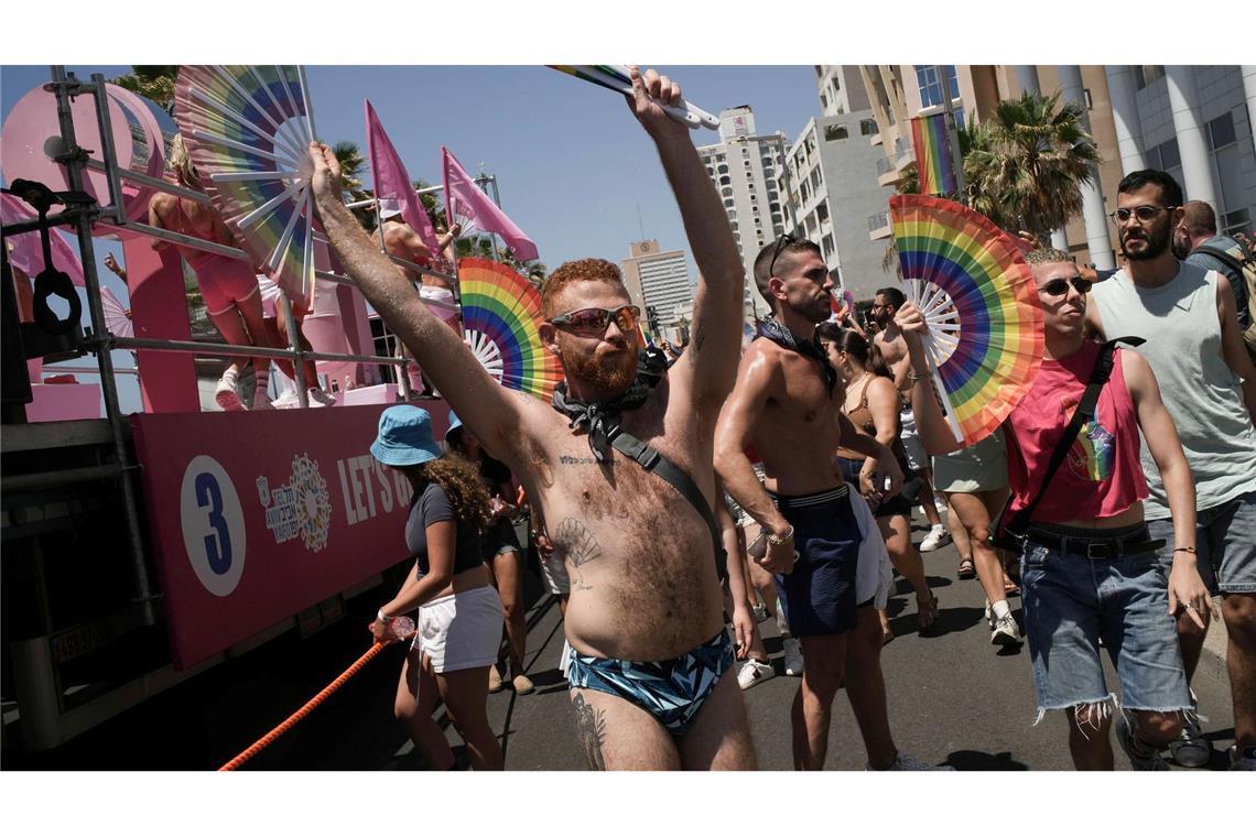 Regenbogenfarben in Zeiten des Krieges: Teilnehmer feiern bei der Pride-Parade in Tel Aviv.