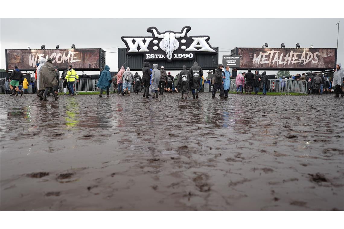 Regenmassen verwandeln Wacken in Schlammfeld Regenfälle haben den Boden des Festivalgeländes in Schlamm verwandelt.
