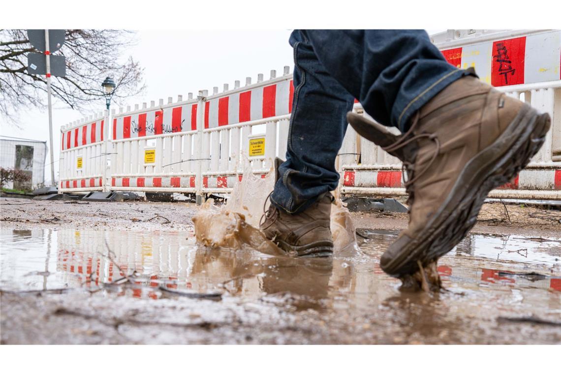 Regenschirm und windfeste Jacke dürften heute in Baden-Württemberg gute Begleiter sein. (Symbolbild)