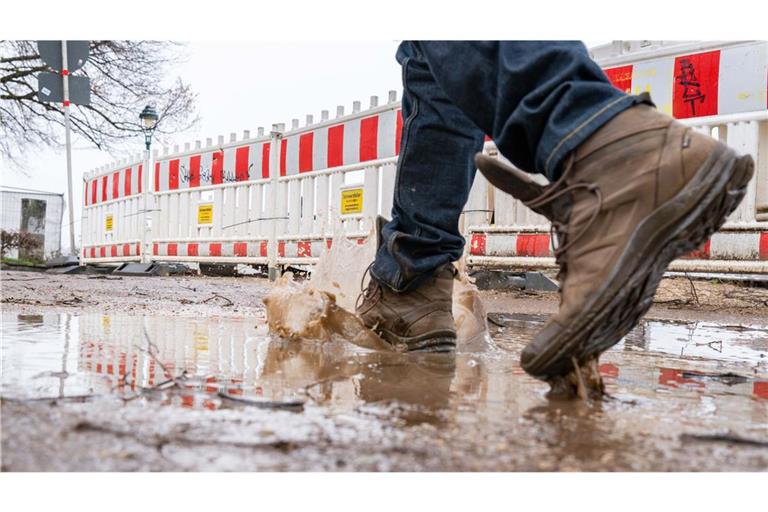 Regenschirm und windfeste Jacke dürften heute in Baden-Württemberg gute Begleiter sein. (Symbolbild)