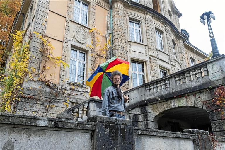 Regenwetter und schlechte Zeiten für den Kapellmeister der Stuttgarter Saloniker: Patrick Siben kämpft seit Jahren um sein Lebenswerk und die Abtragung der Schulden, die er wegen der Sanierung der Villa Franck gemacht hat. Durch Corona hat sich die Lage nun akut weiter verschärft. Foto: J. Fiedler