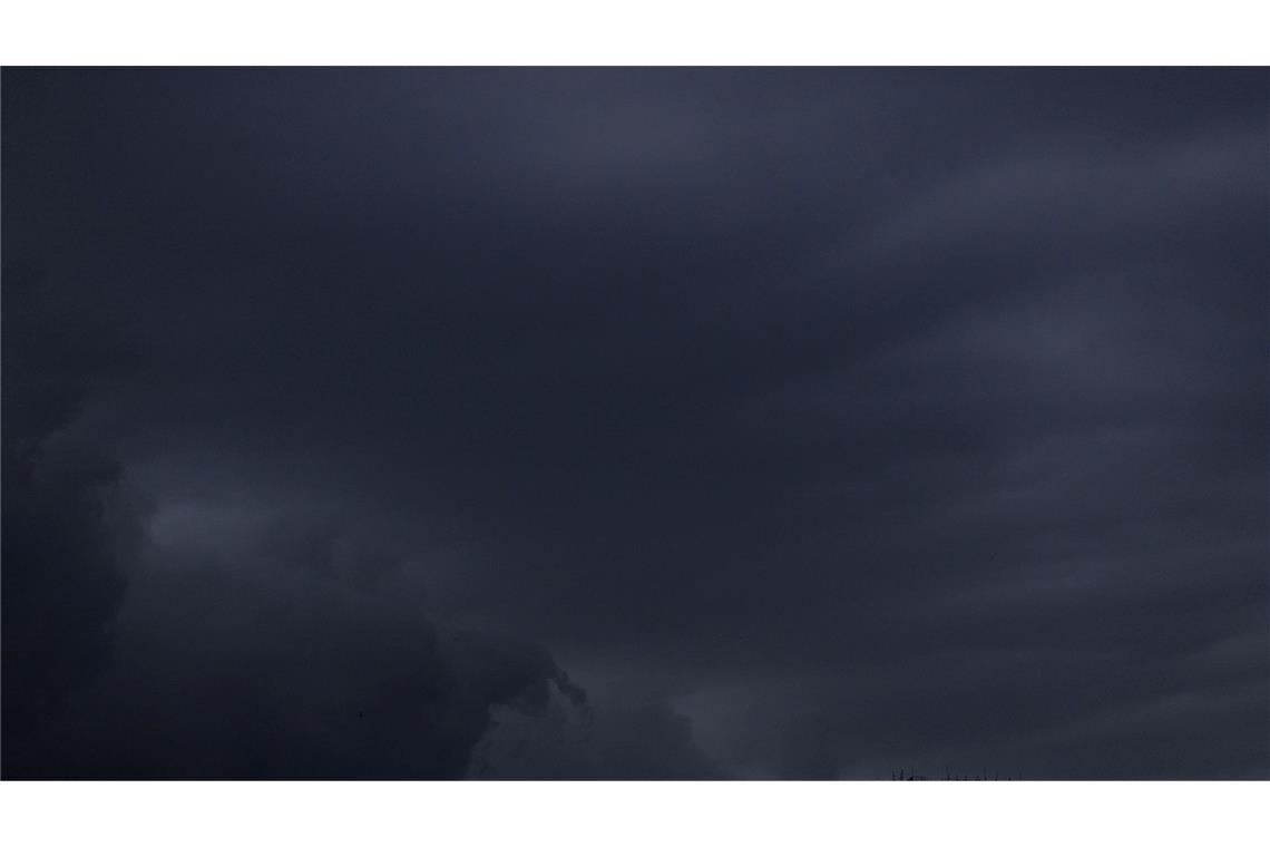 Regenwolken sind am Abendhimmel über einem Haus in Köln zu sehen.