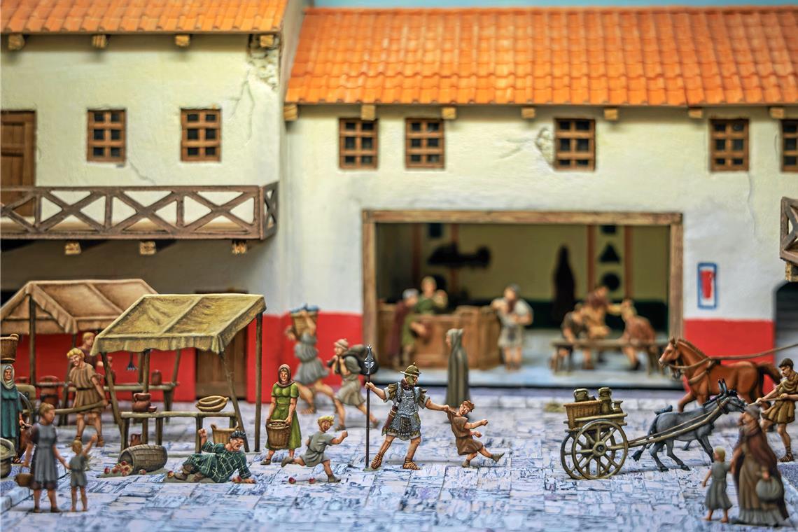 Leben am Limes in Miniatur: Ausstellung öffnet Fenster in Römerzeit Reges Treiben in einem Kastell. Fotos: Stefan Bossow