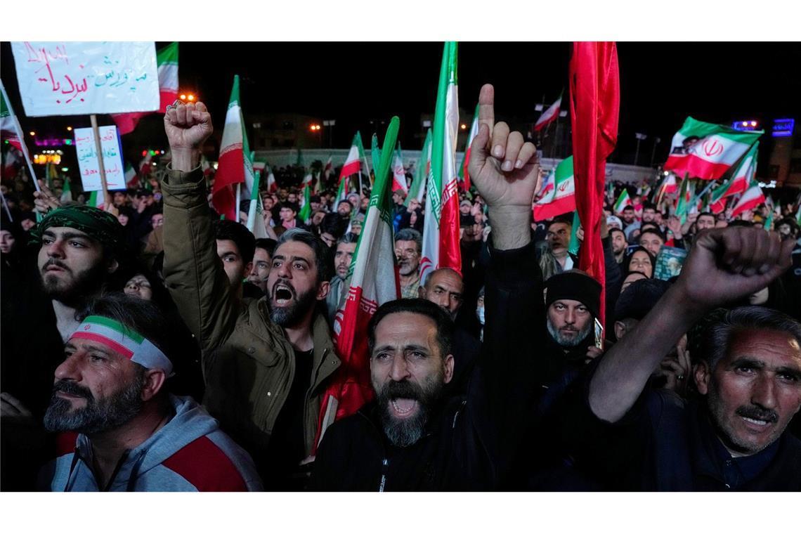 Regierungsanhänger feiern nach der Ankündigung der Waffenruhe in Teheran.