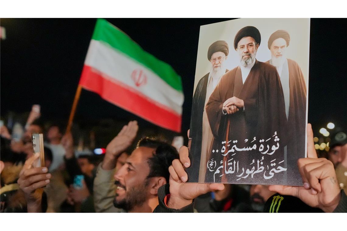 Regierungsanhänger schwören dem neuen Revolutionsführer Modschtaba Chamenei die Treue.