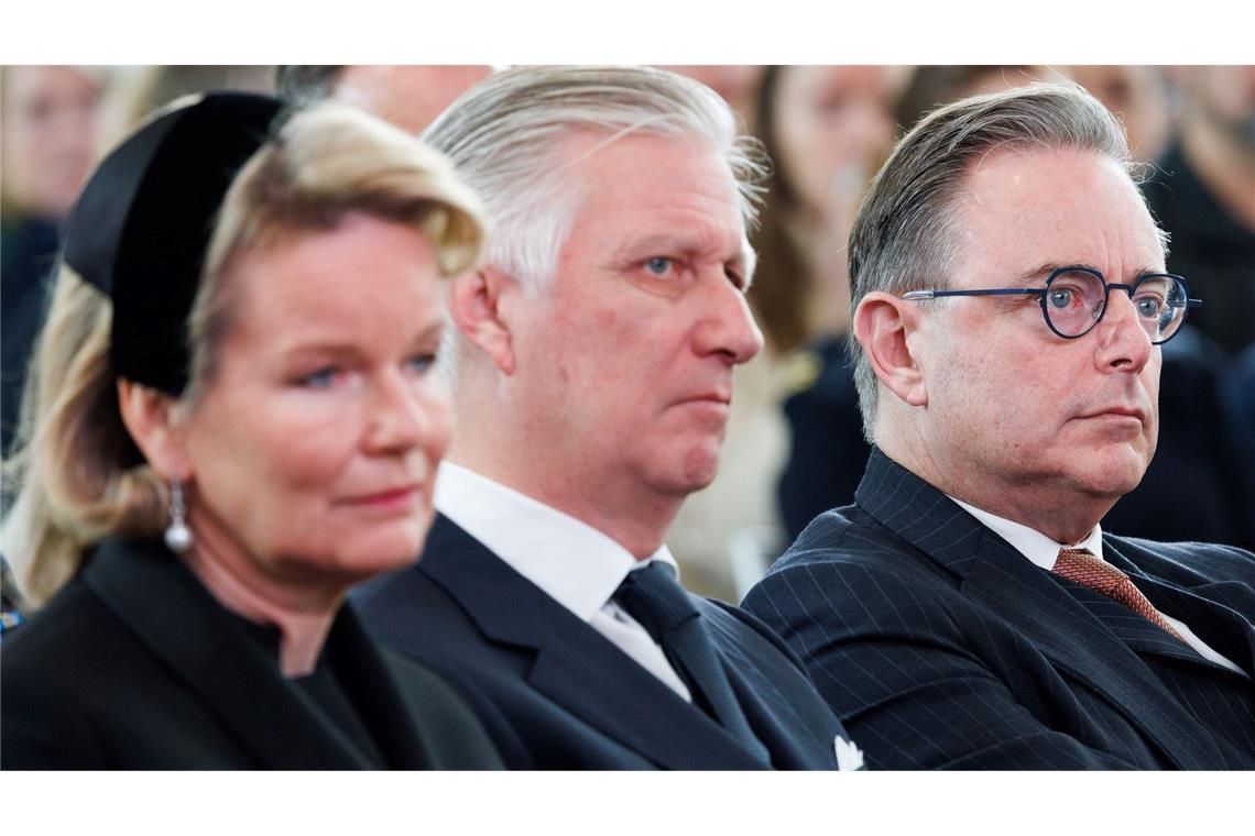 Regierungschef Bart De Wever (r) nahm gemeinsam mit Königin Mathilde und König Philippe an den Gedenkfeiern teil.