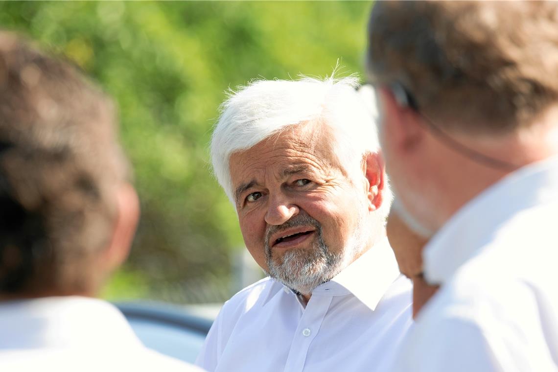 Noch kein Rezept gegen die Raserfraktion Regierungspräsident Wolfgang Reimer (Mitte) im Gespräch mit Bürgermeister Christoph Jäger (links) und Bürgermeister Dieter Zahn (rechts), die ihm die Problematik rund um Motorradlärm und rücksichtsloses Fahren von Bikern auf der B14 erläuterten. Foto: A. Becher