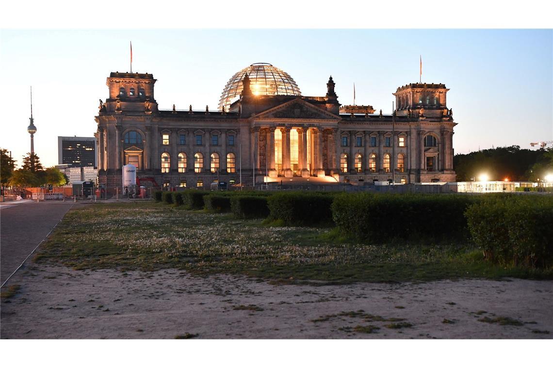 Bilder des Tages Regierungswechsel in Deutschland: Sicht auf den Bundestag am frühen Morgen.