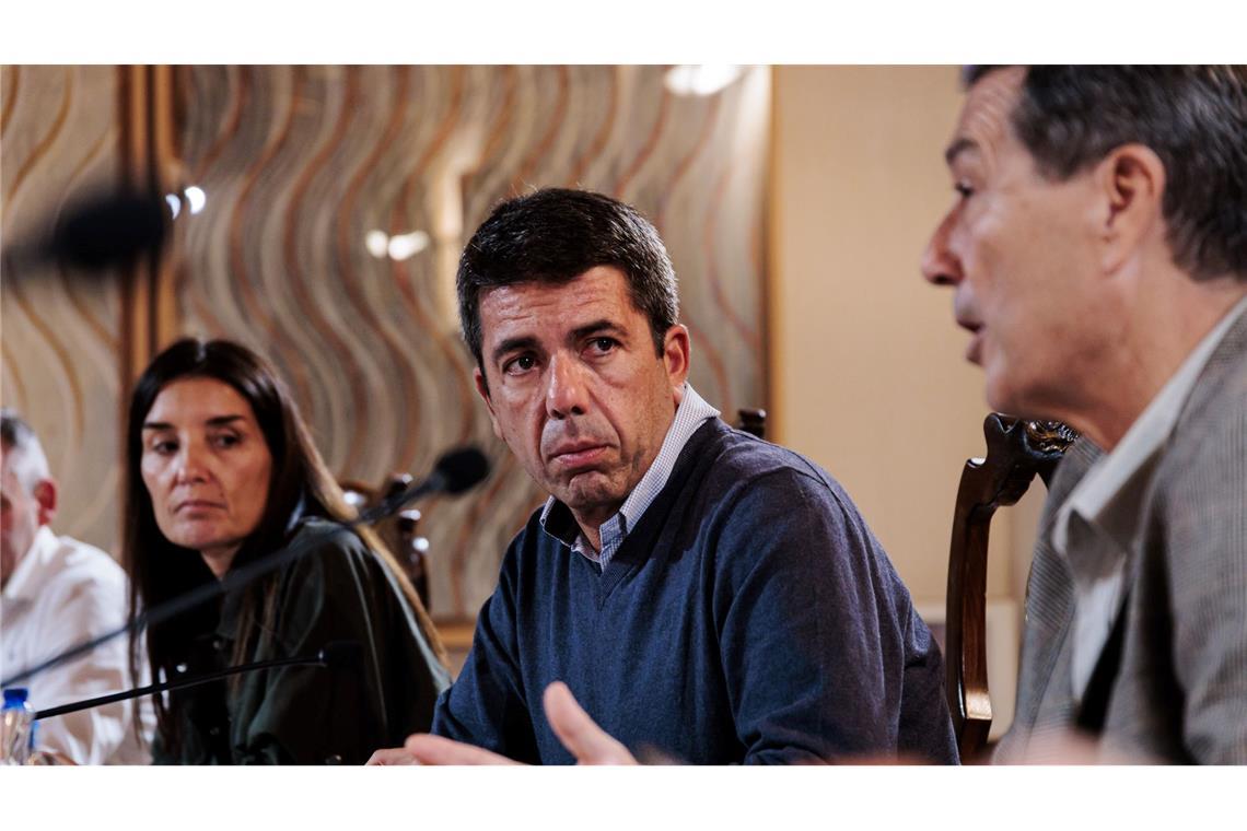 Regionalpräsident Carlos Mazón (Mitte) steht in der Kritik. (Archivfoto)