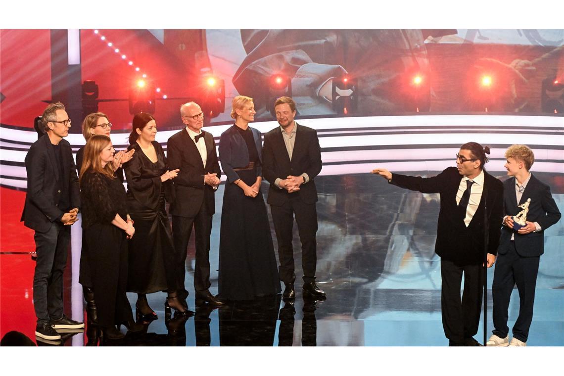 Regisseur Fatih Akin, Schauspieler Jasper Billerbeck mit dem Team der Produktionsfirma bombero international stehen auf der Bühne. Ihr Film "Amrum" wurde als Bester Film ausgezeichnet.