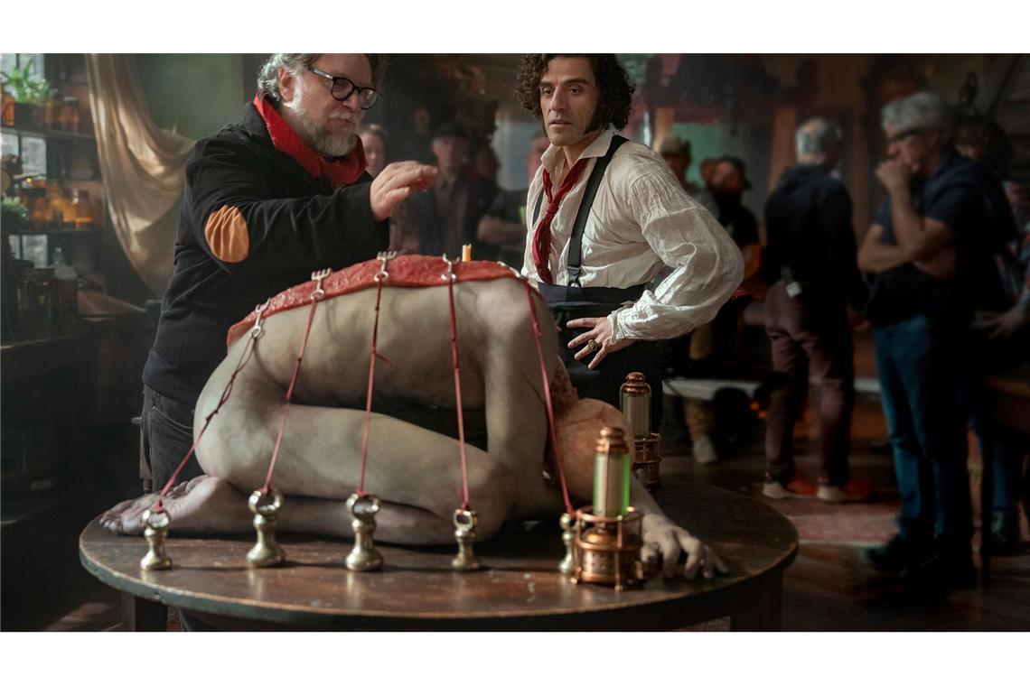 Diese Highlights bringt der Streaming-Herbst Regisseur Guillermo del Toro und Frankenstein-Darsteller Oscar Isaac in einer Filmszene.