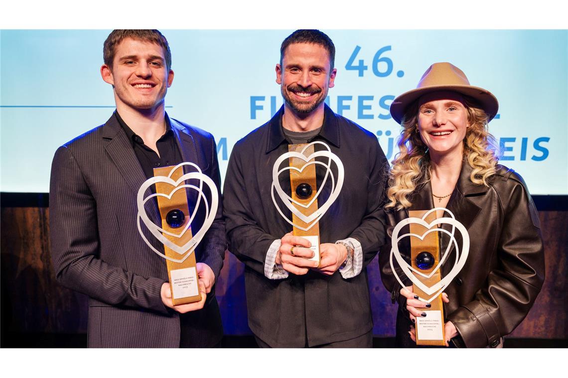 "Ungeduld des Herzens" siegt bei Filmfestival Max Ophüls Regisseur Lauro Cress (M) hat für seinen Film "Ungeduld des Herzens" den Hauptpreis gewonnen. Ladina von Frisching und Giulio Brizzi wurden als beste Nachwuchsdarsteller geehrt.