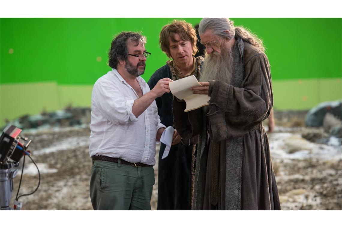 Regisseur Peter Jackson (li.) mit Martin Freeman als Bilbo Beutlin (Mi.) und Ian McKellen als Gandalf beim Dreh des Fantasay-Epos „The Hobbit: The Battle of the Five Armies", 2014.