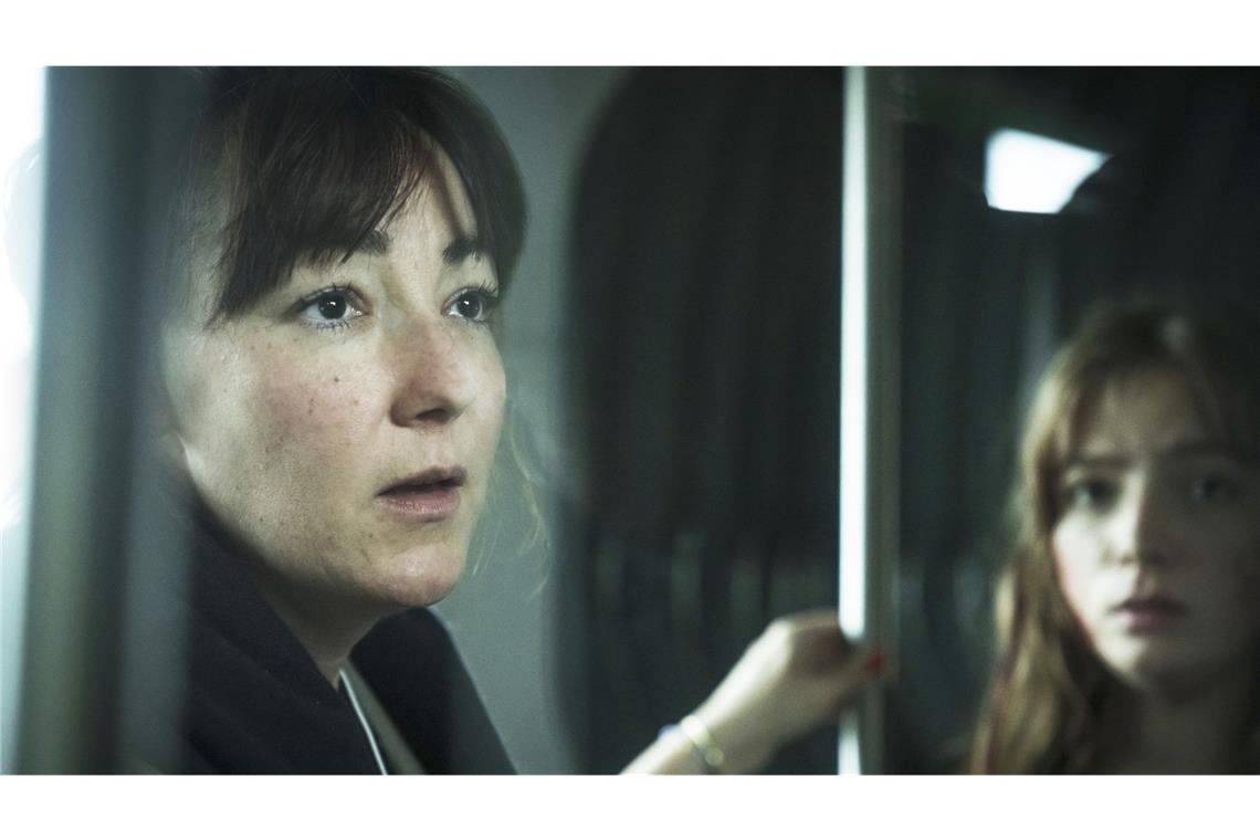 Amoklauf in einer Schule – So brutal wird es bei „Sie sind unter uns“ Regisseurin Esther Bialas und Rolle Roberta (Smilla Maryluz Liebermann) bei den Dreharbeiten im Bus (v.l.)