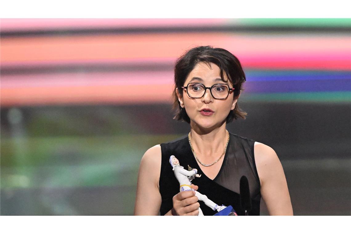 Appelle für offene Gesellschaft beim Bayerischen Filmpreis Regisseurin Polat hofft, "dass Menschlichkeit, Empathie und Respekt uns wieder zusammenführt".