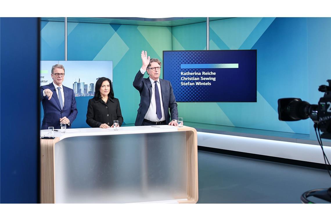 Reiche trat mit Deutsche-Bank-Chef Sewing (links) und KfW-Chef Wintels vor die Kameras