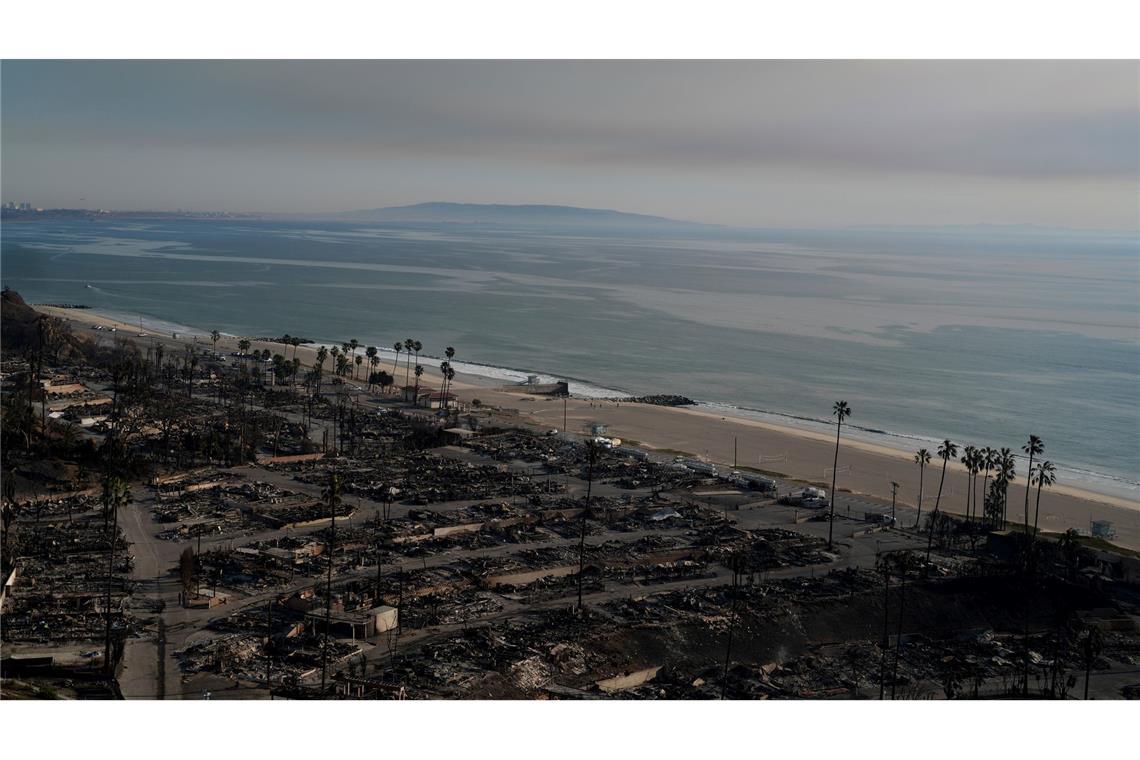 Bilder des Tages Reihen von Wohnhäusern sind nach Bränden im Stadtteil Pacific Palisades in Los Angeles bis auf die Grundmauern niedergebrannt.