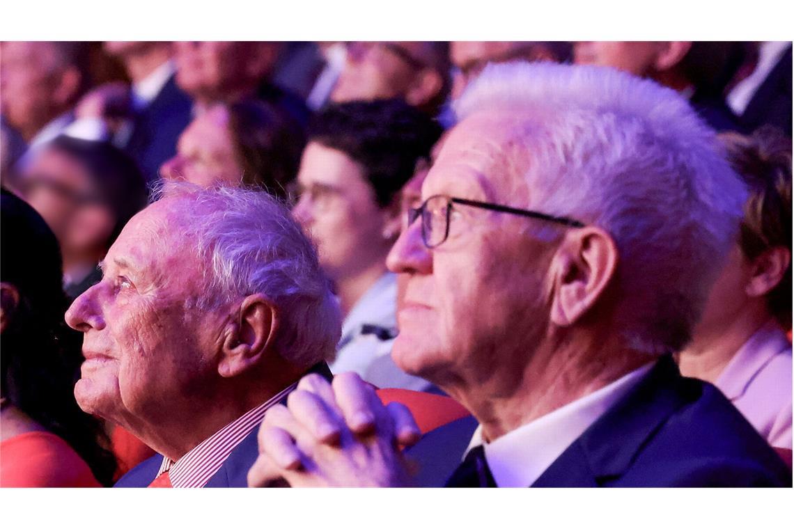 Reinhold Würths Erfolgsgeheimnis und ein besonderes Geschenk von Kretschmann Reinhold Würth (links) in der ersten Reihe neben Ministerpräsident Winfried Kretschmann.