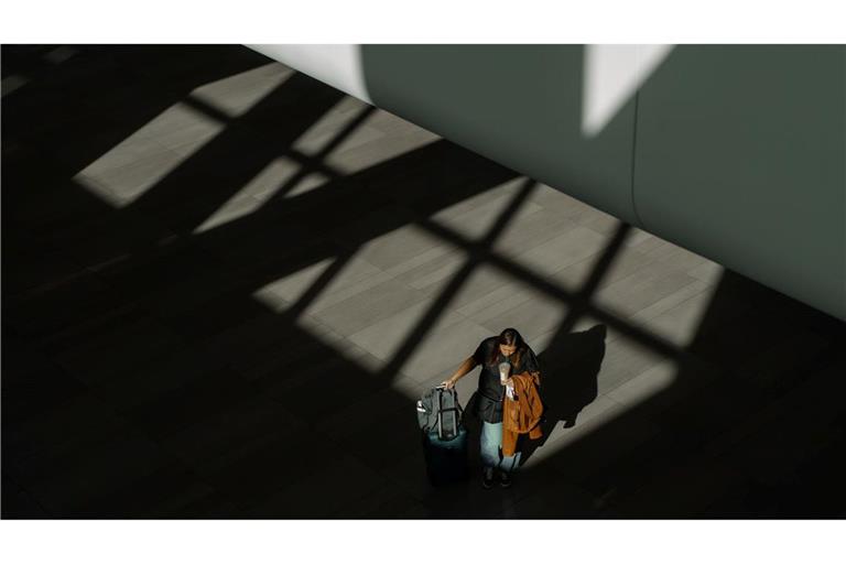 Reisende kommen zu dem LaGuardia International Airport in New York. Die US-Luftfahrtbehörde reduziert den Verkehr an rund 40 Flughäfen, um überlastete Fluglotsen zu entlasten.