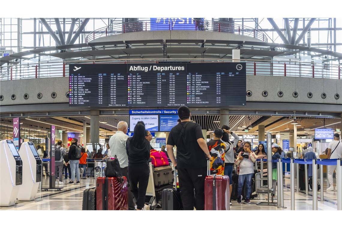 Reisende mit Gepäck beim Check-in am Flughafen Stuttgart (Symbolfoto).