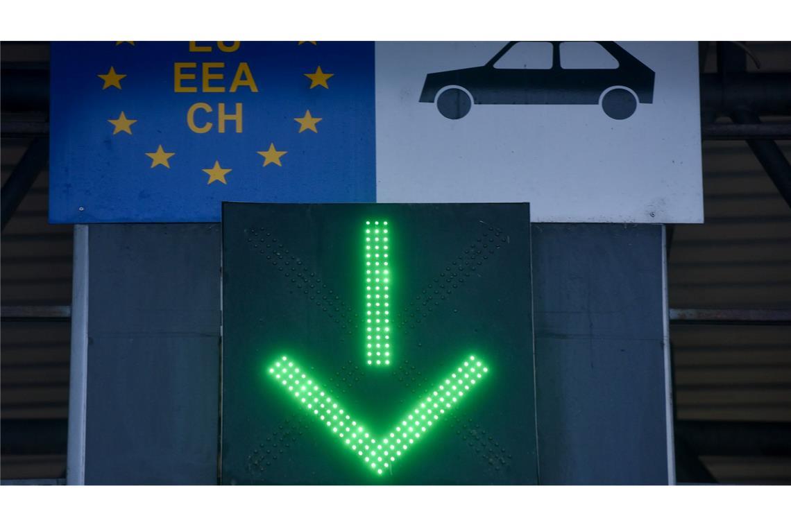 EU-Einigung: Rumänien und Bulgarien treten Schengenraum bei Reisende müssen an der Landgrenze zu Bulgarien und Rumänien bald keinen Reisepass mehr vorzeigen. (Archivbild)