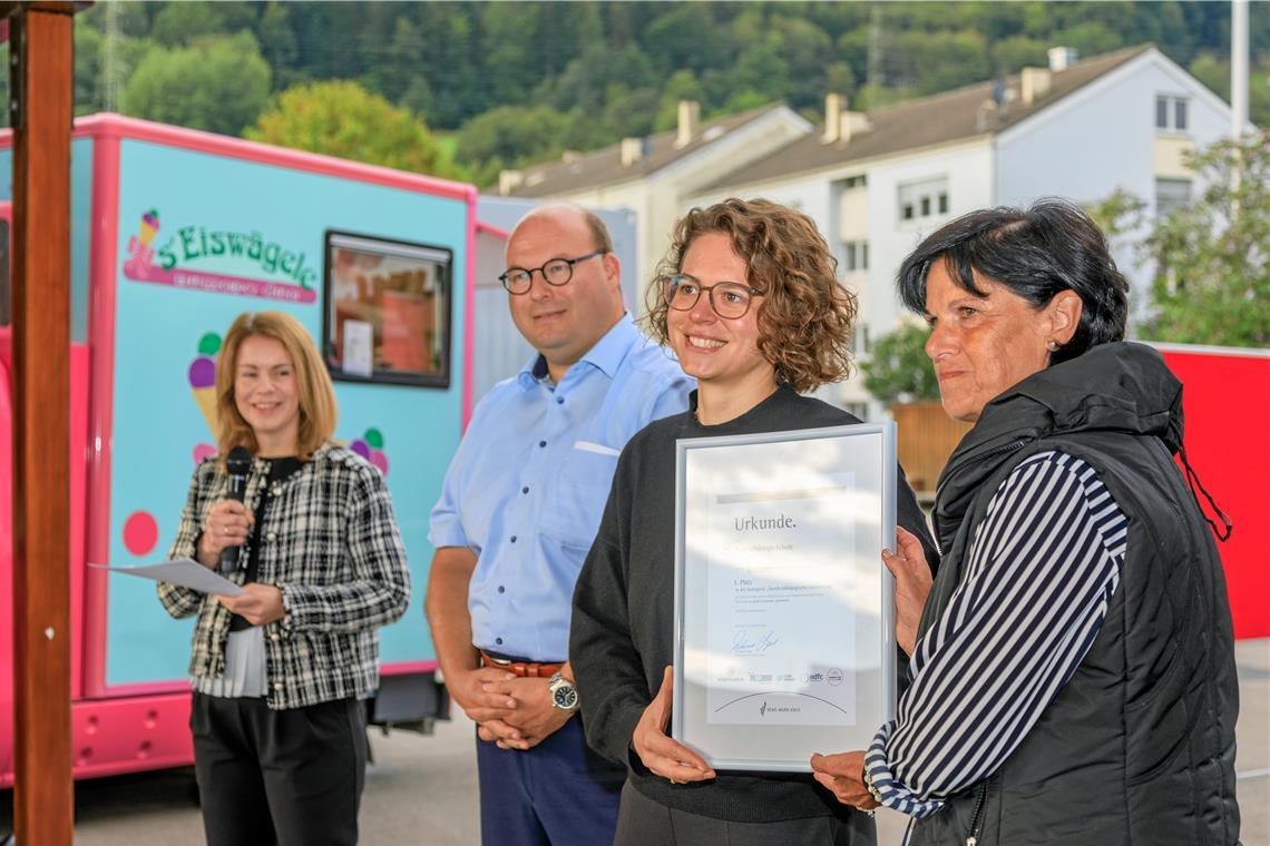 Süße Belohnung für junge Stadtradler Rektorin Miriam Kamm (rechts) bekommt von Paula Baumgärtner die Urkunde über die besondere Leistung beim Wettbewerb überreicht. Bei der Verleihung sind auch Mascha Bilsdorfer und Bürgermeister Armin Mößner (von links) mit dabei.