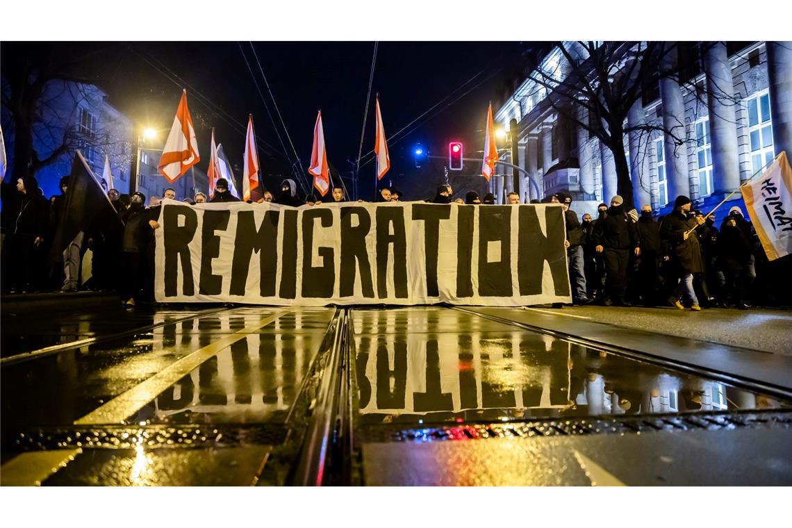 Bilder des Tages "Remigration" steht bei einer Demonstration rechter Gruppierungen in Magdeburg auf einem Banner.