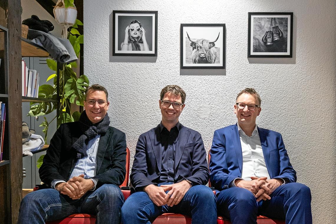 „Ort des offenen Ohrs“ Rems-Murr-Landrat Richard Sigel, Landtagsabgeordneter Ralf Nentwich und Andreas Schwarz, Vorsitzender der Grünen-Landtagsfraktion im Ländle, bei der Einweihung von Nentwichs Wahlkreisbüro in Murrhardt. Foto: A. Becher