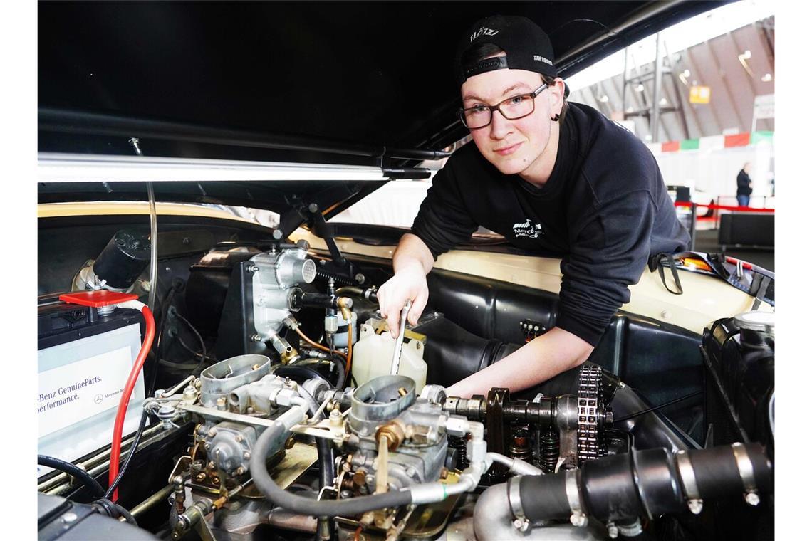 Einblicke in die Oldtimer-Werkstatt von Mercedes Rene Bley schraubte auf der Retro Classics an einem Mercedes 220 S. Das Cabrio ist Baujahr 1959.