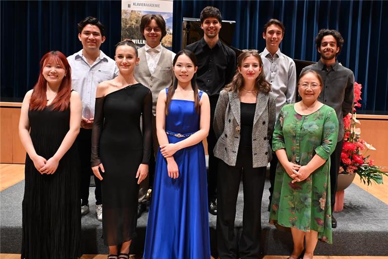 Renfei Gao (von links), Alexandro Maldonado Mora, Sude Kalyoncu, Fran Parać, Hanyun Zhu, Justus Egert, Chiara Nava Mambretti, Alexander Münkel, Lipin Xiao und Miguel Perdigão lieferten ein Konzert der Extraklasse. Foto: Elisabeth Klaper