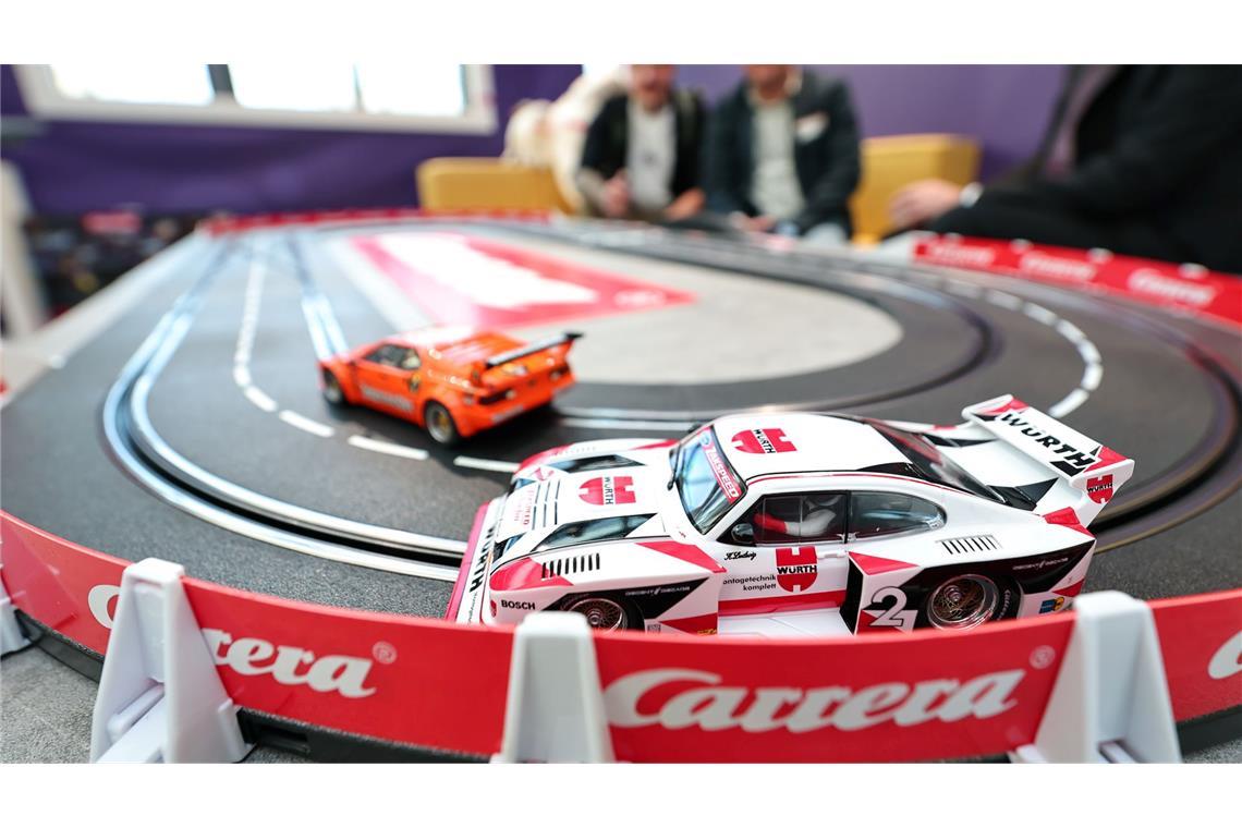 Rennautos gehören zu den Spielzeugen, für die sich Erwachsene interessieren.