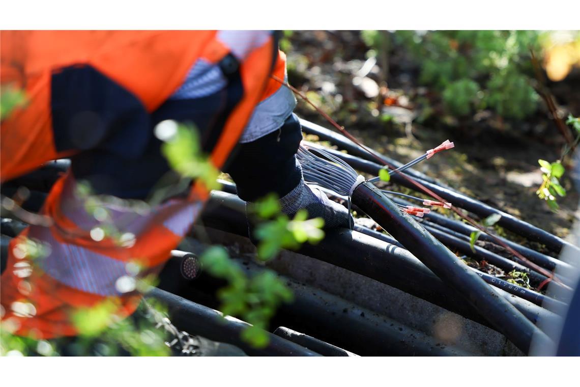 Reparaturarbeiten an durchtrenntem Kabel bei der Bahn