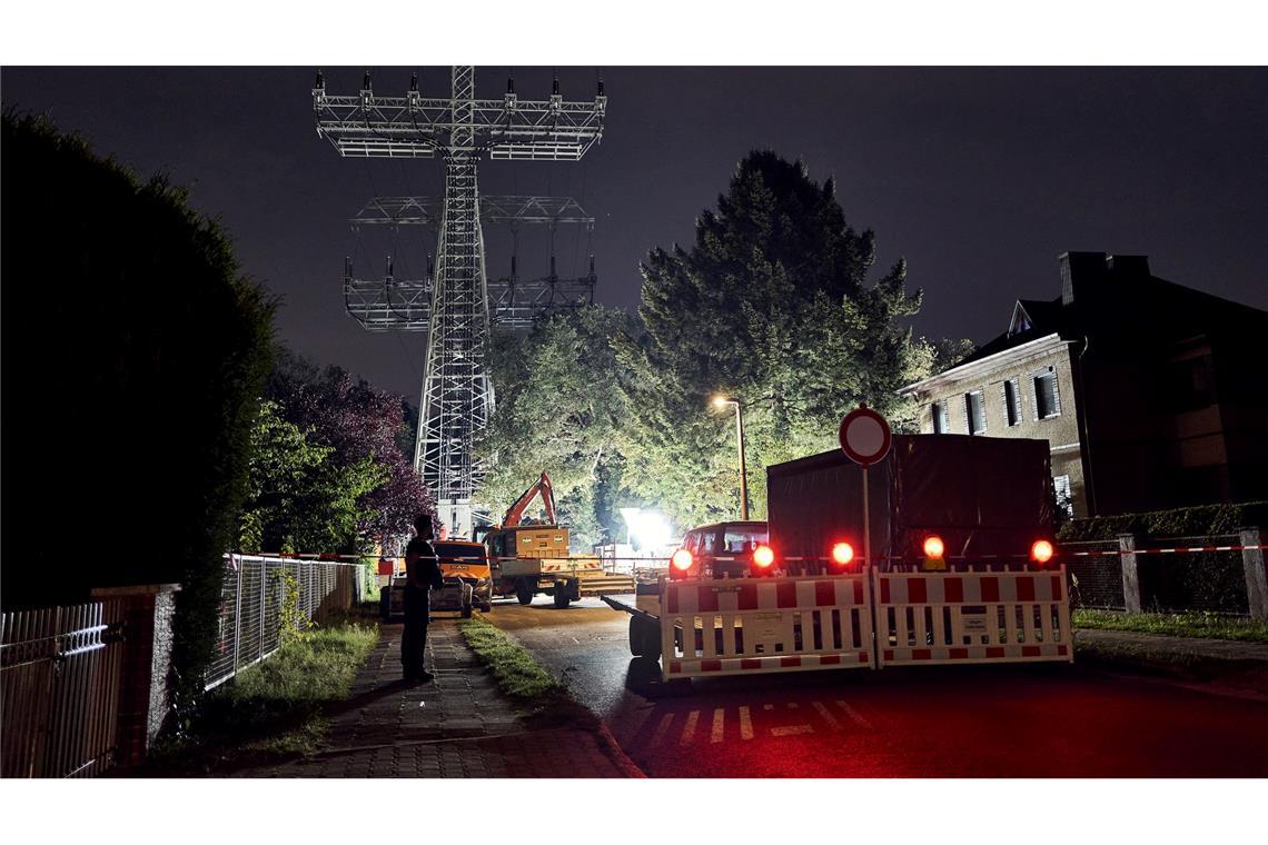 Reparaturarbeiten in Berlin an einem beschädigten Strommast. (Archivbild)
