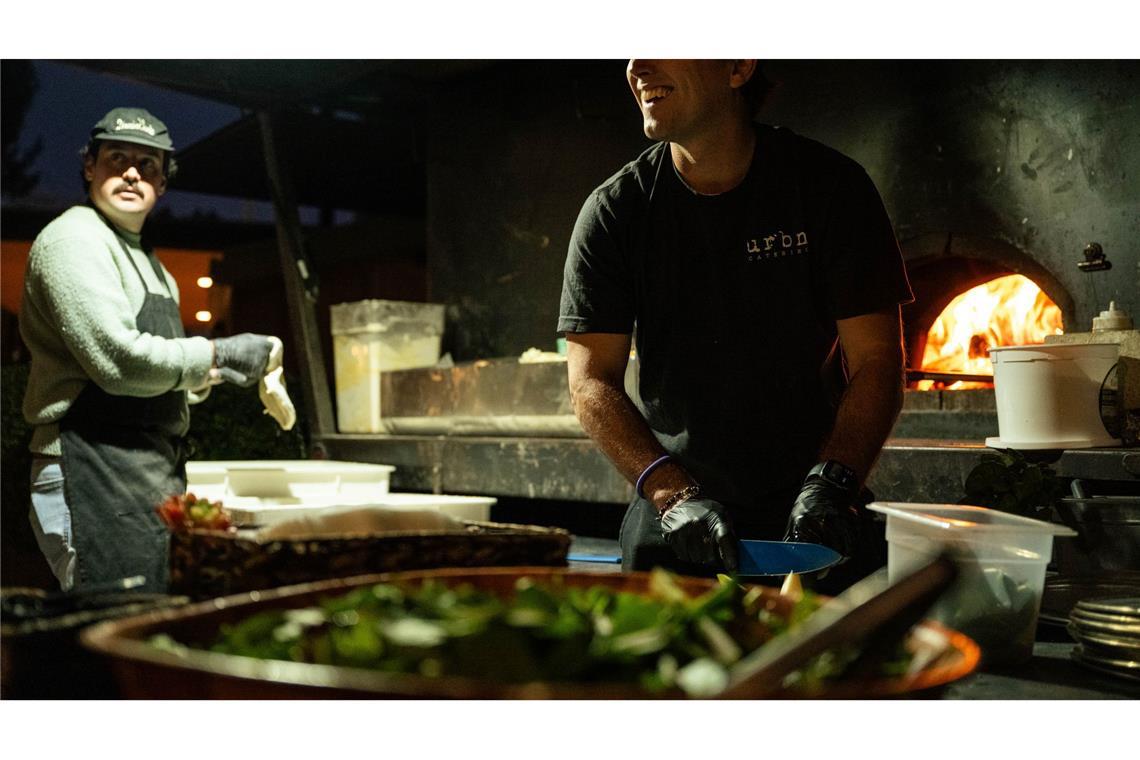 Irgendwie nützlich machen: Wie L.A. nach den Bränden hilft Restaurants verpflegen Helferinnen und Helfer oft gratis. So wie dieser mobile Pizzaofen.